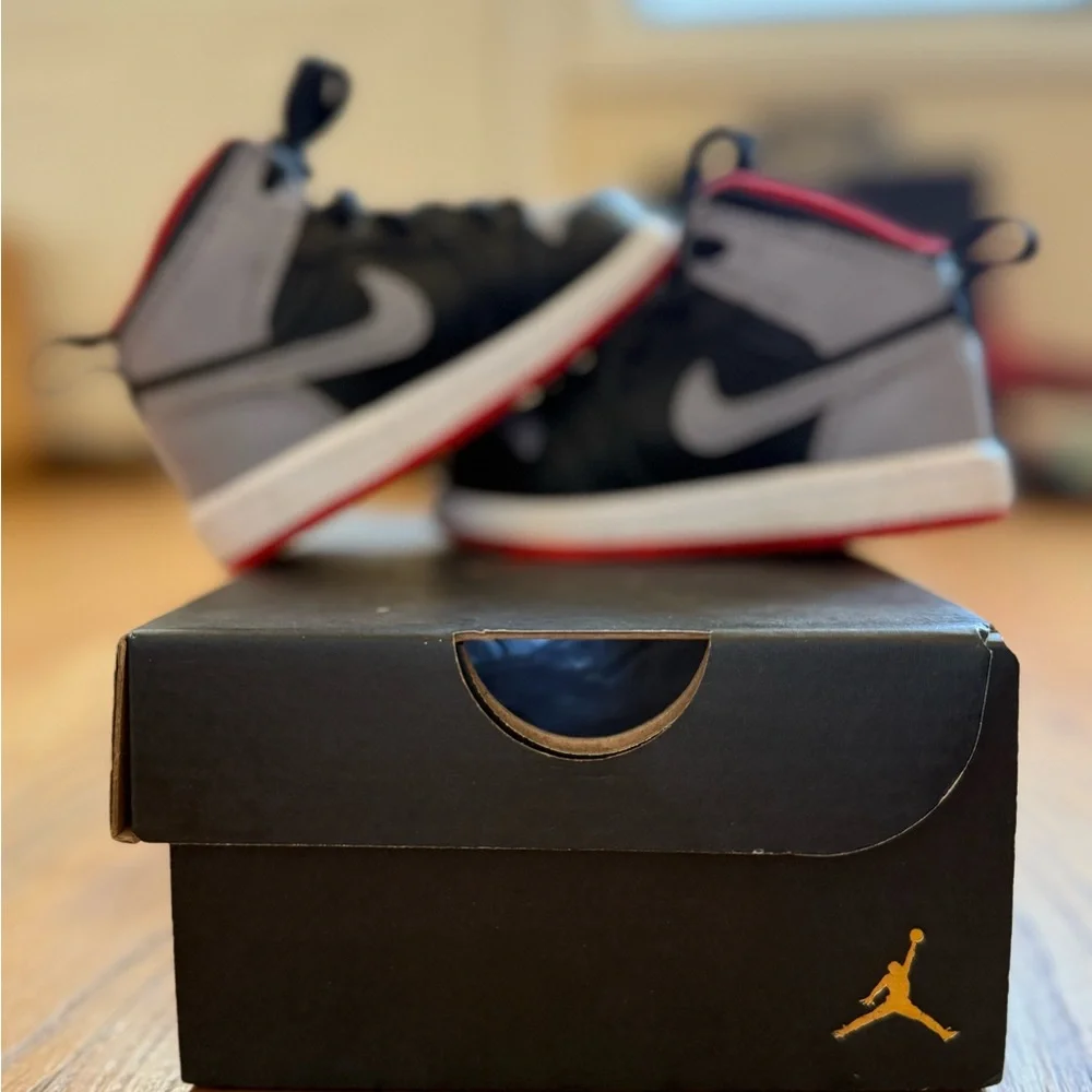 Nike - Jordan 1 Mid TD
Size 5
Black/Gray/Fire Red - Picture 6 of 13